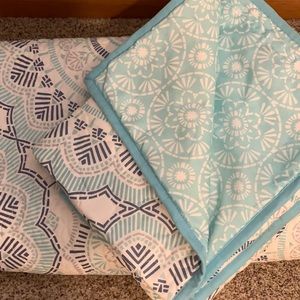 Full/queen reversible quilt and shams